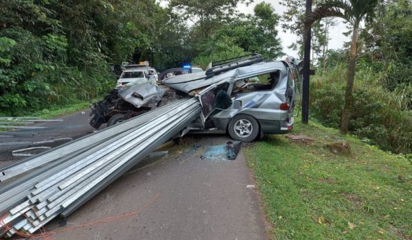 Nicaragüense muere en accidente de microbús, tras incrustársele varillas de hierro
