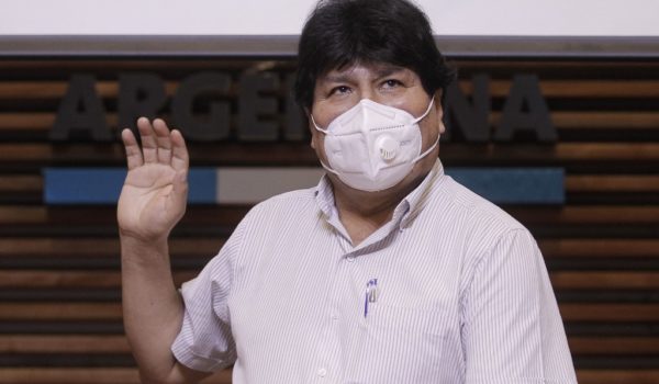 Choques callejeros con piedras, palos y golpes en manifestaciones contra gobierno boliviano