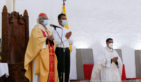 Cardenal Brenes dispone que se cumpla el uso «obligatorio» de mascarillas en templos católicos