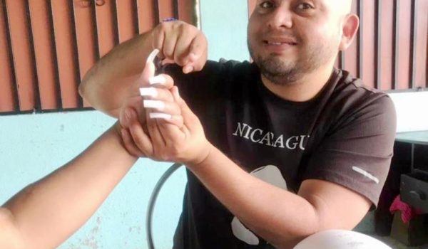 Psicólogo con espíritu de superación personal abre aplicación en línea