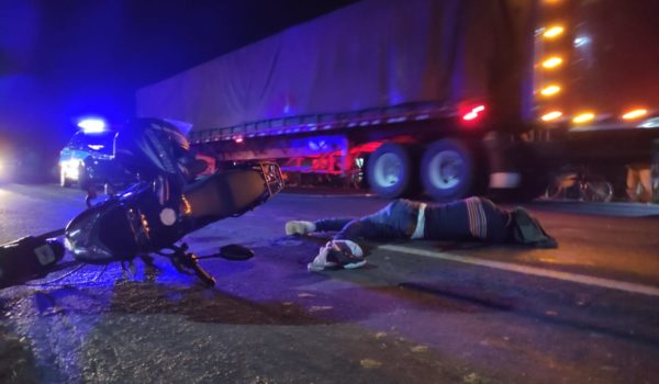 Un muerto y dos lesionados tras ser embestidos por cabezal cuando viajaban en motocicleta