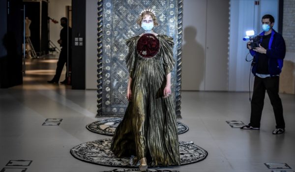 Christian Dior echa las cartas del tarot para combatir la incertidumbre