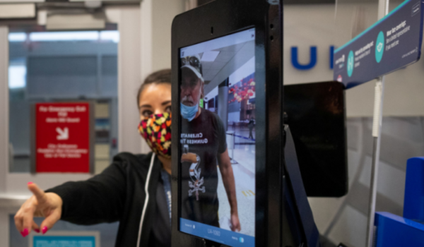 ¿Cómo afecta a viajeros requisito de prueba de COVID-19 para entrar a EE.UU.?