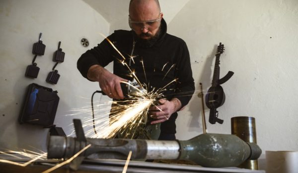 Un artista convierte armas de guerra en instrumentos musicales