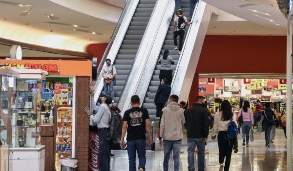Ciudad de México reabre centros comerciales pese a alerta por Covid-19