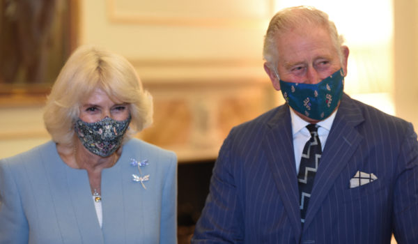 El príncipe Carlos de Inglaterra recibe la vacuna contra el Covid-19