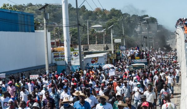 Miles de manifestantes denuncian en Haití el peligro de una nueva dictadura