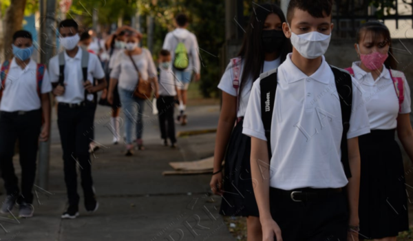 Adultos deben cuidar salud mental de niños con uso de mascarillas
