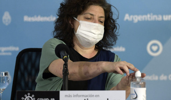 Juramentan a nueva ministra de Salud tras escándalo por vacunas en Argentina