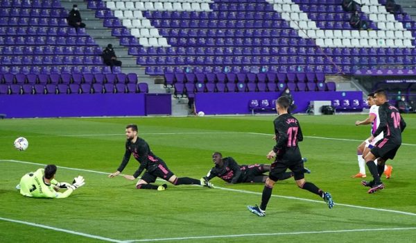 Courtois sostiene al Madrid en la lucha por la Liga española