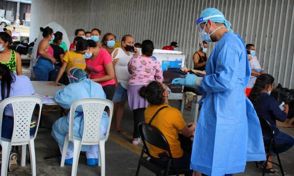 El personal de salud panameña realiza pruebas de hisopado a migrantes nicaragüenses que se mantienen esperando aprobación para su salida humanitaria. LA PRENSA / MIGRACIÓN PANAMÁ