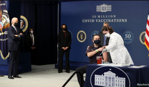 Biden conmemora las cincuenta millones de vacunas ya administradas