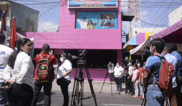 Régimen convierte 100% Noticias en un centro de rehabilitación para alcohólicos