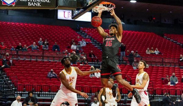 Norchad Omier frena a europeo de dos metros que promediaba más de 10 puntos por juego