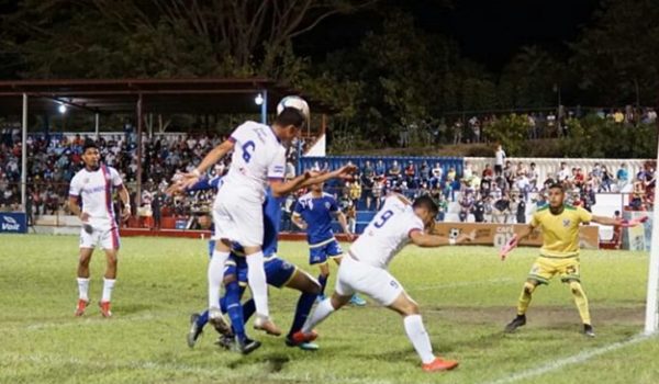 VIDEO: Presidente de equipo de Liga Primera protagoniza trifulca con aficionado en el estadio de Madriz