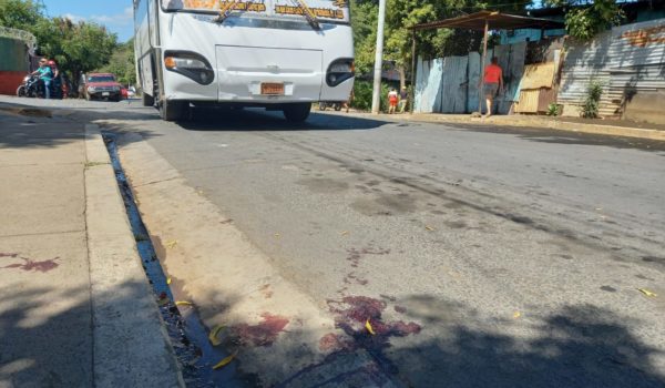 Delincuentes disparan contra expolicía para robarle su celular