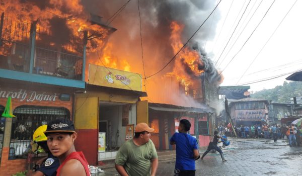 Fuerte incendio consume al menos tres viviendas en mercado municipal de Bonanza