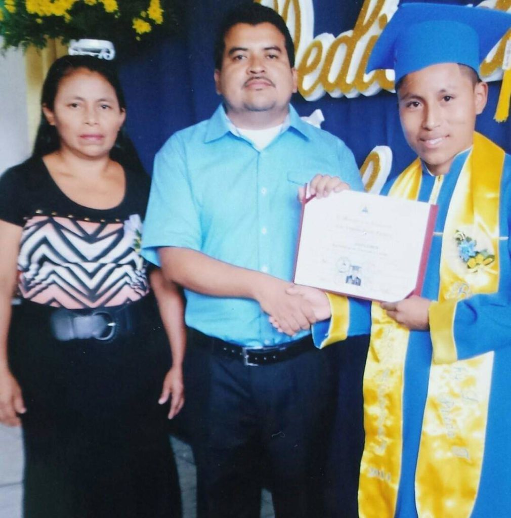 Isidera Talavera (mamá), Leonel Pineda (papá) y Ricky Pineda durante su bachillerato en Bocay. LA PRENSA / CORTESÍA