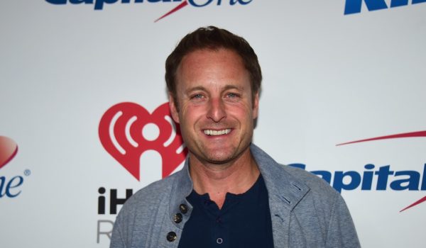 Presentador del programa «The Bachelor» deja su puesto tras comentarios racistas