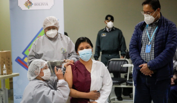 Bolivianos reclaman transparencia sobre vacunación contra COVID-19