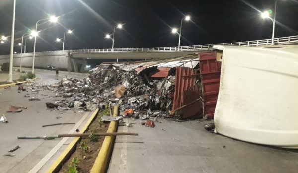 Rastra que trasladaba chatarra se volcó en el 7 Sur