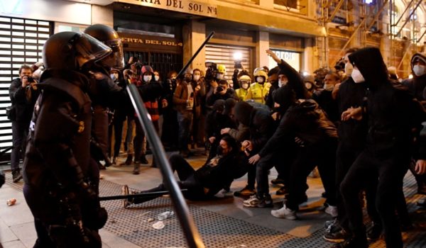 Gobierno español condena la «inadmisible» violencia en protestas por el rapero español preso