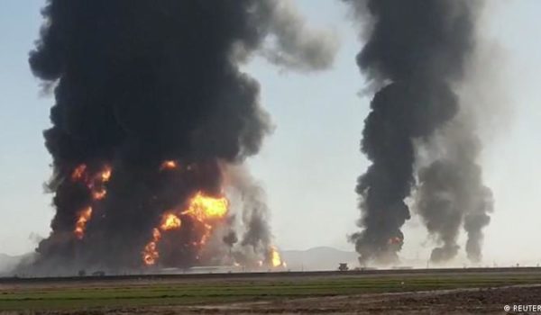 Gigantesco incendio de decenas de camiones cisterna en frontera entre Irán y Afganistán