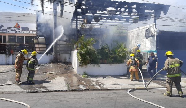 Llamas consumen parcialmente dos locales que funcionan como bares en Los Robles