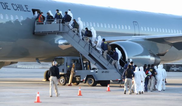 Chile expulsa a más de 100 migrantes indocumentados