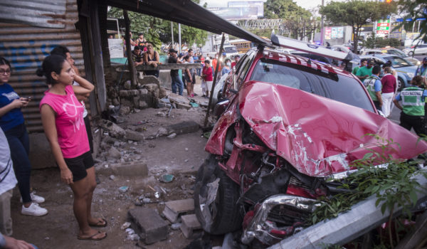 Camioneta se pasa llevando a tres personas que estaban en taller de abanicos