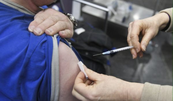 Vacunas de Pfizer y AstraZeneca son eficaces contra la variante india, según estudio