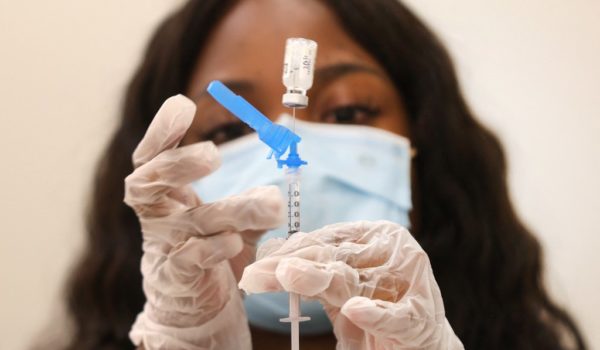 Con casi 100 millones de dosis administradas, Estados Unidos recluta más vacunadores contra Covid-19