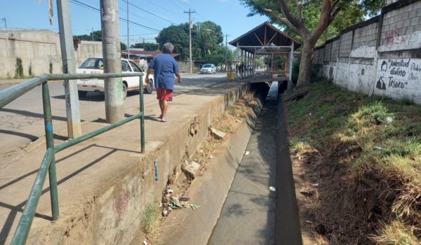 Policía de tránsito rescata a estudiante y comerciante que cayeron dentro de cauce