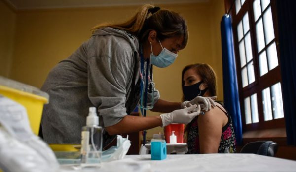 Coronavirus en Chile: cómo se explica que pese a la buena vacunación tenga la tasa de contagio más alta desde el peor momento de la pandemia