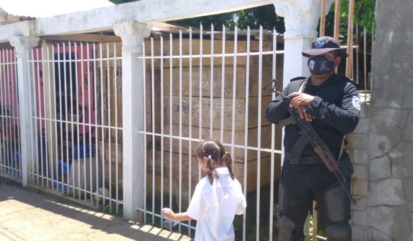 Periodista Kalúa Salazar denuncia asedio policial: «Mis niñas están creciendo viendo a hombres armados»