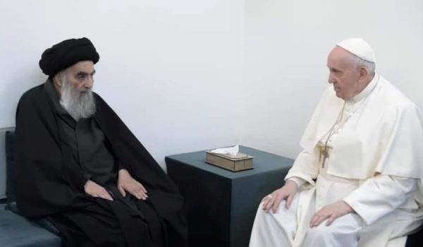 El histórico encuentro del papa Francisco y el líder chiita en Irak, donde el cristianismo está «peligrosamente cerca de la extinción»