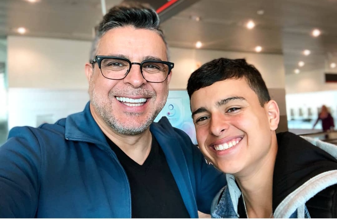 Luca, hijo del salsero Luis Enrique, debuta como rapero en el nuevo álbum  de su padre