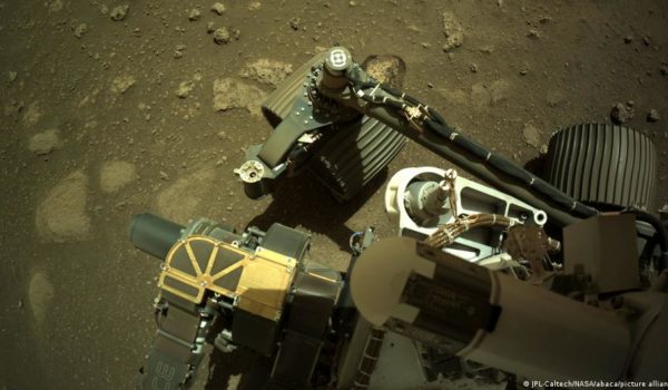 El rover Perseverance da sus primeros pasos en Marte