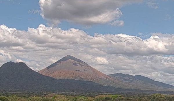Volcán San Cristóbal vuelve a la calma, pero no descartan más explosiones