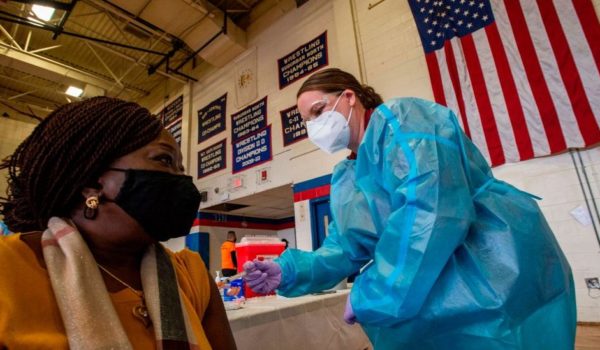 Coronavirus en EE.UU.: cómo ser hispano, de raza negra o pobre afecta al acceso a las vacunas