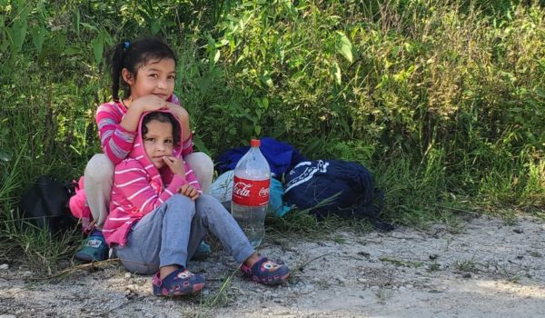 «Uno tiene que arriesgarse a todo»: en la carretera con los miles de familias y niños migrantes que intentan llegar a EE.UU.
