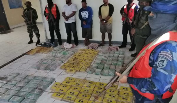 Ejército decomisa 177 paquetes en aguas del Caribe. La Policía determinará si se trata de cocaína