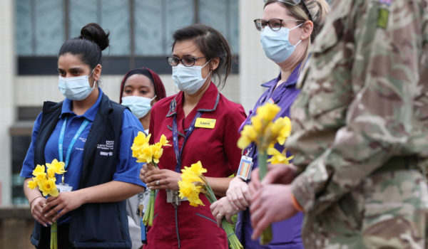 Reino Unido recuerda a 126,000 muertos por Covid-19 con un minuto de silencio
