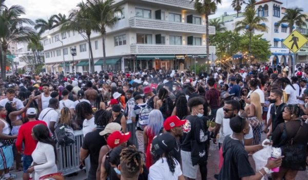 Coronavirus en Estados Unidos: las imágenes del «caos» por el «spring break» en Miami Beach que llevó a las autoridades a declarar un toque de queda por varias semanas