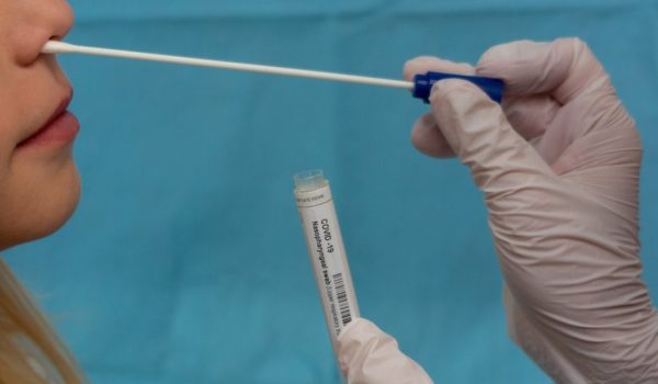 Reino Unido encuentra al «viajero desconocido» contagiado con la variante brasileña de covid-19