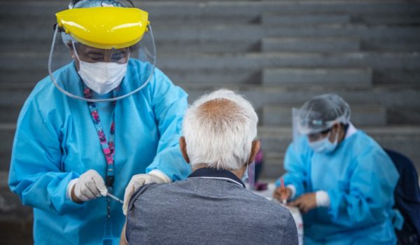 ¿Qué debe hacer si ya se vacunó contra el Covid-19 y presenta síntomas?