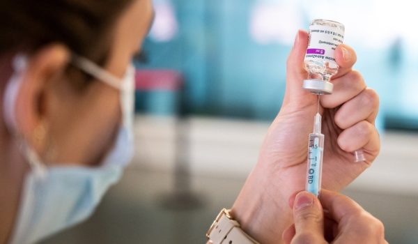 Vacuna de AstraZeneca: ¿hay realmente riesgo de que se formen coágulos tras inocularse?