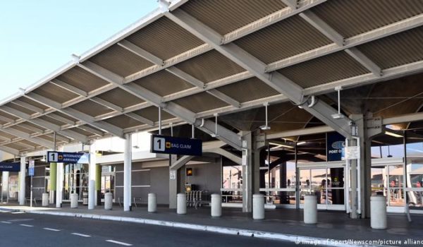 Evacúan terminal del aeropuerto de Oakland por hombre armado