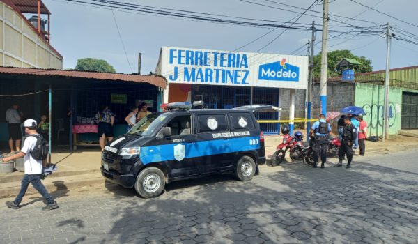 Tres sujetos armados asaltan ferretería en el sector del Dancing