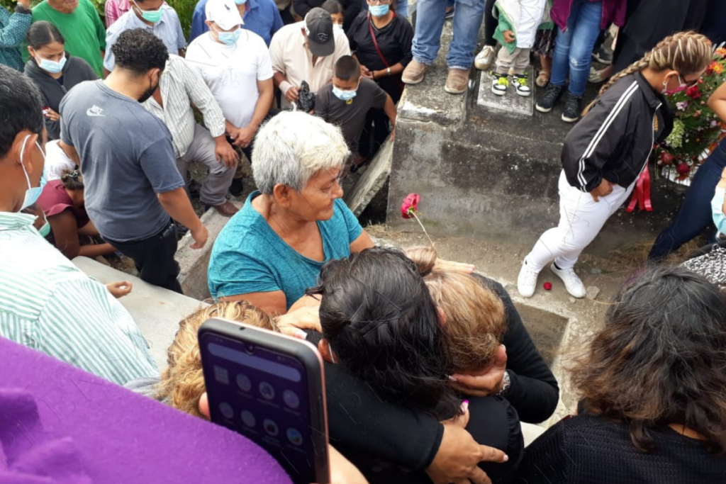 El dolor embargó a la familia de Norma Saravia, de 59 años. en su funeral LA PRENSA/Orlando Barrios